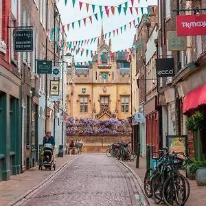 https://stunning-2-bedroom-apartment-with-parking-in-a-central-location.cambridgehotelsuk.com